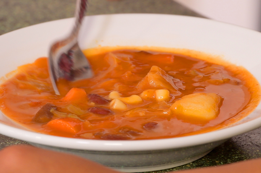 flonline21_18299_mi9recipephotos_september2021_864x575_portuguesebeansoup.jpg